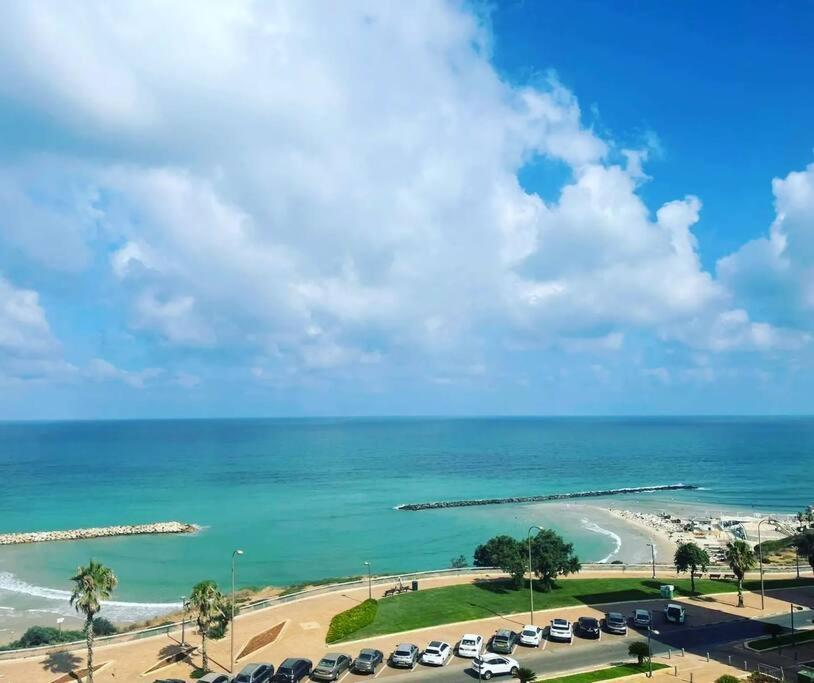 Beautiful 2-Bedroom Sea-View Apartment ネタニア エクステリア 写真