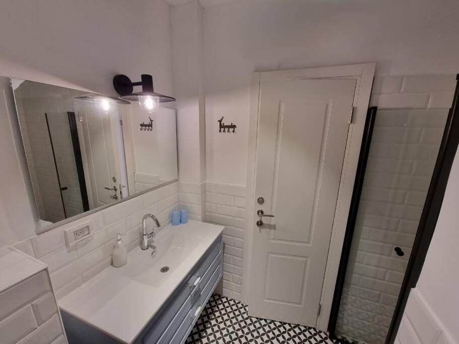 Beautiful 2-Bedroom Sea-View Apartment ネタニア エクステリア 写真