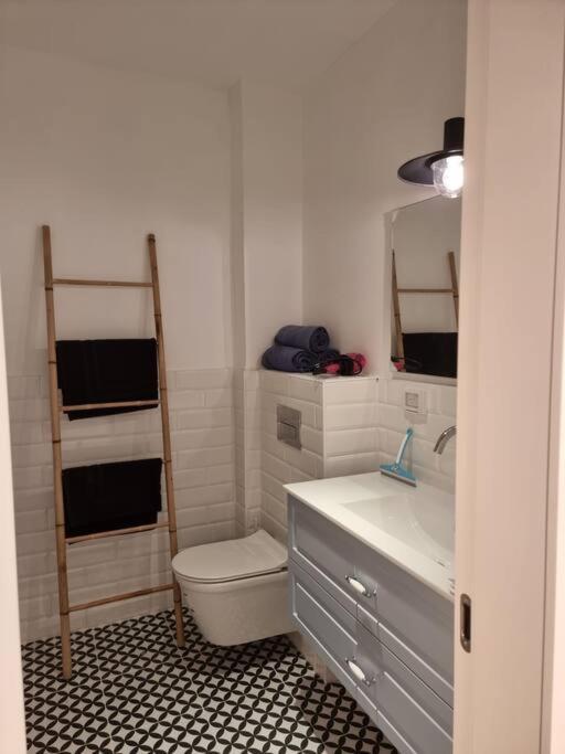 Beautiful 2-Bedroom Sea-View Apartment ネタニア エクステリア 写真