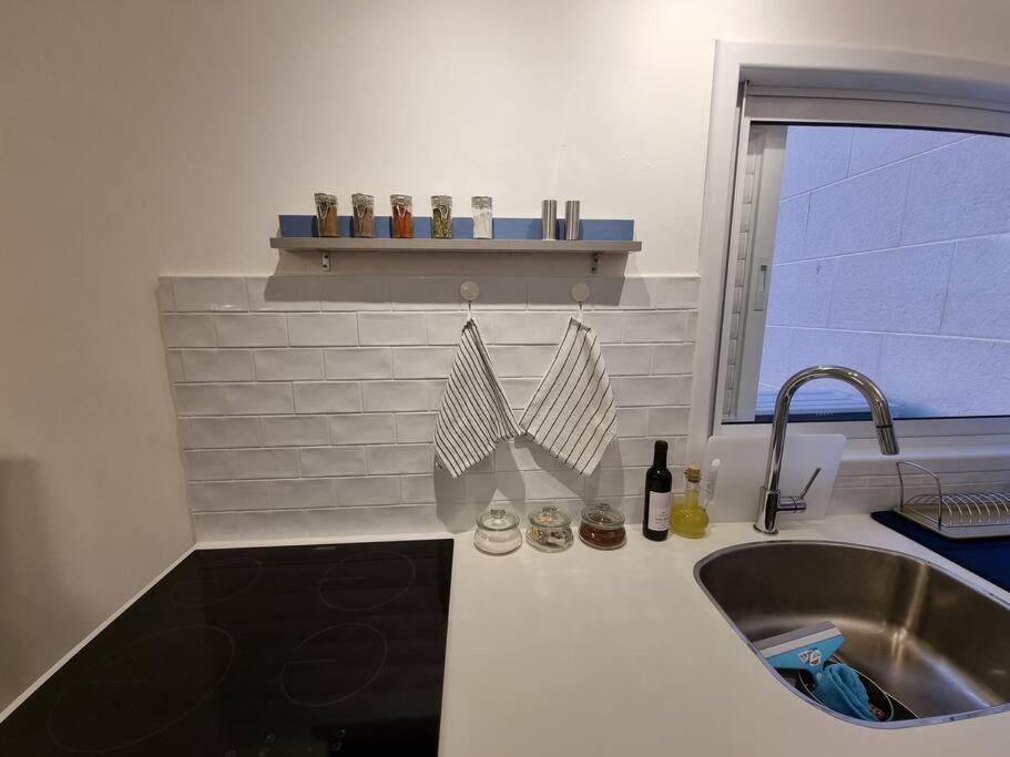 Beautiful 2-Bedroom Sea-View Apartment ネタニア エクステリア 写真