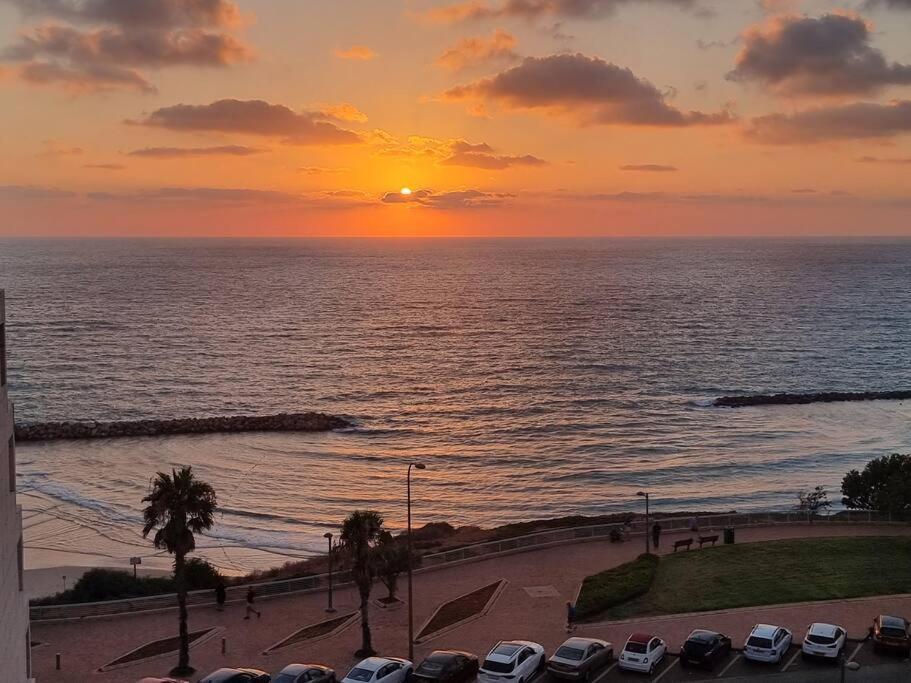 Beautiful 2-Bedroom Sea-View Apartment ネタニア エクステリア 写真